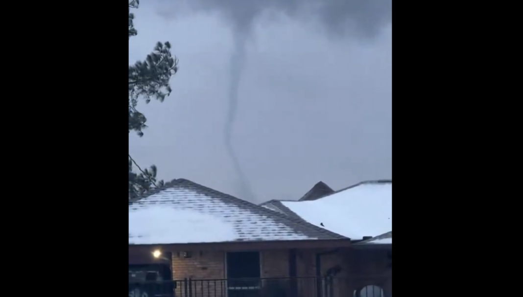 Snow Tornado Captured on Video in Texas during Winter Storm